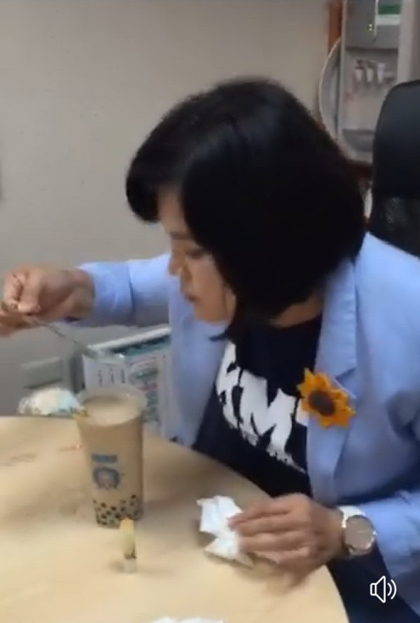 立委張麗善實測湯匙喝珍奶,搞得十分狼狽。(記者廖淑玲翻攝)