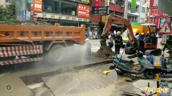 彰化市三民路疑因施工不慎挖破管線,造成大量天然氣外洩,消防員噴水降溫並沖散瓦斯味。(記者湯世名攝)