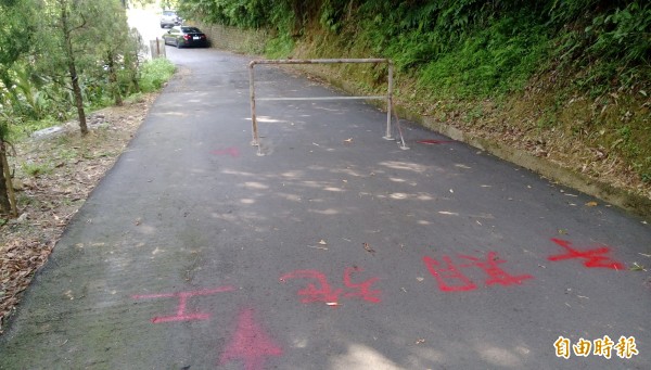 基隆市寵物銀行因為山下的地主逕行封路擋道,導致動保所的相關車輛無法進出,運作被迫停擺。(記者林欣漢攝)