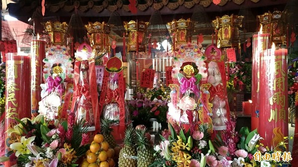 宜蘭縣清水溝萬善堂萬善公,今天到彰化市必應廟下聘,現場高掛八仙綵、囍字。(記者湯世名攝)