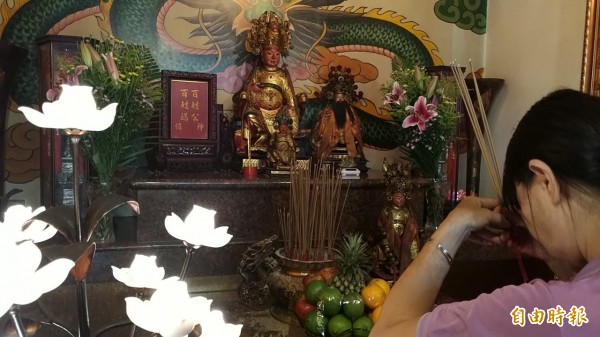 宜蘭縣清水溝萬善堂萬善公,煞到彰化市必應廟九天尊王的侍女,今天下聘,婚期暫定農曆7月15日。(記者湯世名攝)