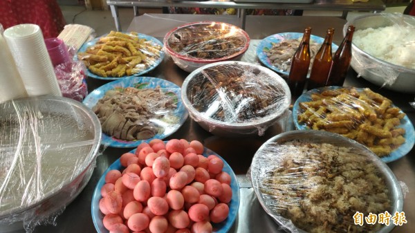 宜蘭縣清水溝萬善堂萬善公,與彰化市必應廟侍女談戀愛,今天還來下聘,現場依古禮準備六禮,還有項鍊及喜餅,一片喜氣。(記者湯世名攝)