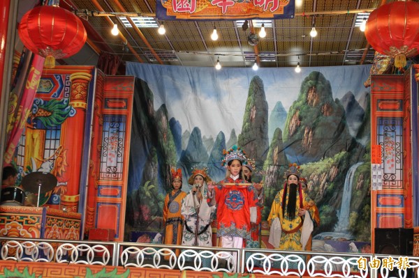 宜蘭縣清水溝萬善堂萬善公,與彰化市必應廟侍女談戀愛,今天還來下聘。(記者湯世名攝)