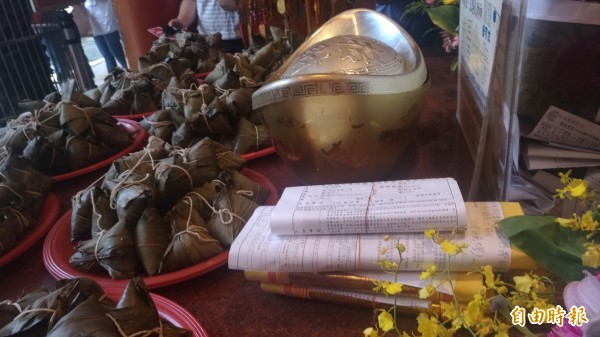 雲林家扶準備考生准考證影本及粽子置放在供桌上,祝福「包中」。(記者廖淑玲攝)