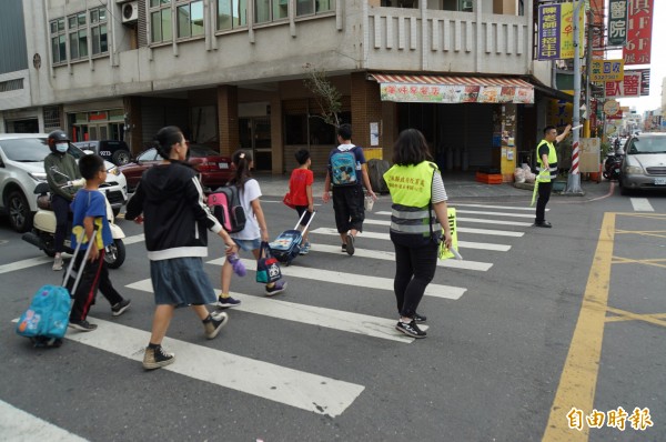 替代役男在交通導護工作上,給學校很大的幫助。(記者詹士弘攝)