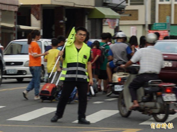 替代役男在交通導護工作上,給學校很大的幫助。(記者詹士弘攝)