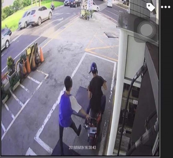 有毒品竊盜多項前科的23歲柯姓男子,騎機車抵加油站收費亭,光天化日下偷走收銀機內零錢後迅速逃逸,作案過程不到10秒。(記者許倬勛翻攝)