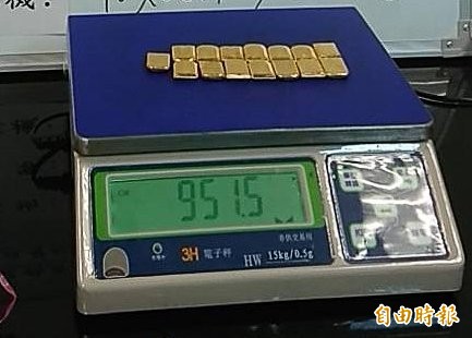 一家人夾帶超量黃金共2188公克遭查獲,海關將依洗錢防制法予以暫扣候處。(記者姚介修攝)