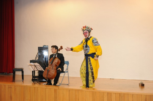 在張正傑(左)大提琴伴奏下,朱陸豪展現京劇武生身段。(圖:中鋼集團基金會提供)
