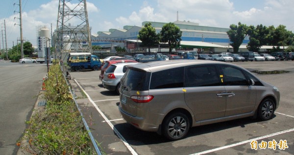林男駕駛的褐色休旅車被移置在交通隊保管場,林男竟鬼鬼崇崇翻過矮牆欲取回該部車。(記者李立法攝)