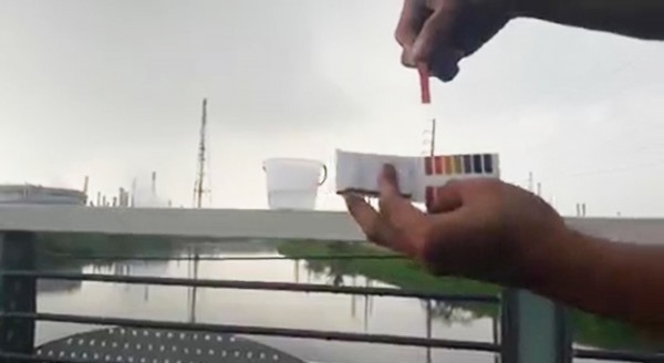 網友以試紙測試林園下酸雨,環保局表示,今年pH值正常,是全國第二好。(擷取自鬼島狂新聞)