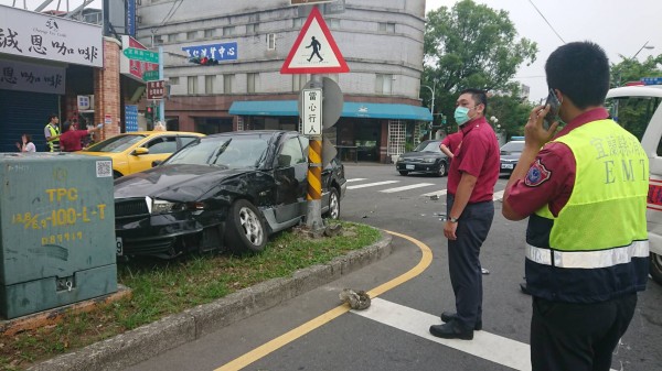 宜蘭市宜興路一段路口今天上午8點,有一部從礁溪載著傷患送往陽大醫院的救護車,遭到一部轎車衝撞。(記者林敬倫翻攝)