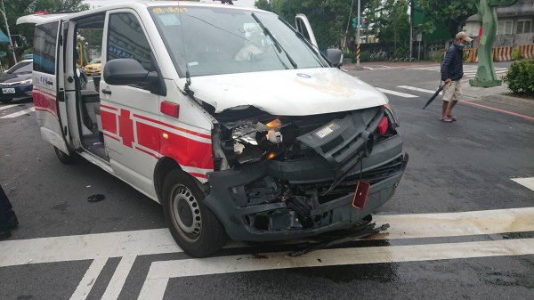 宜蘭市宜興路一段路口今天上午8點,有一部從礁溪載著傷患送往陽大醫院的救護車,遭到一部轎車衝撞。(記者林敬倫翻攝)