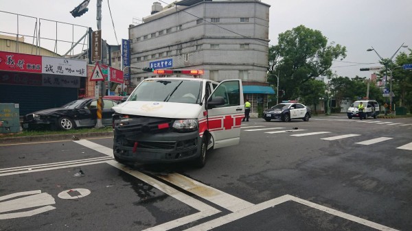 宜蘭市宜興路一段路口今天上午8點,有一部從礁溪載著傷患送往陽大醫院的救護車,遭到一部轎車衝撞。(記者林敬倫翻攝)
