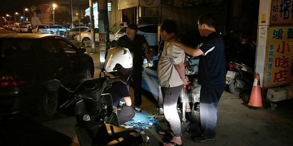 阮姓男子(右二)涉嫌偷竊機車被警方查獲。(記者周敏鴻翻攝)