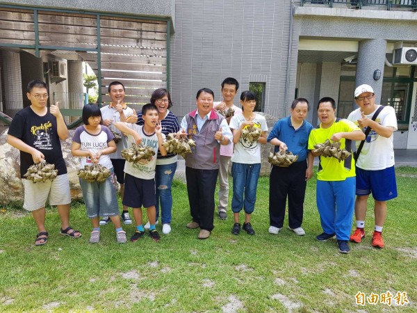 牧心智能發展中心學員看到肉粽,開心說端午節要到了喔。(記者王秀亭攝)
