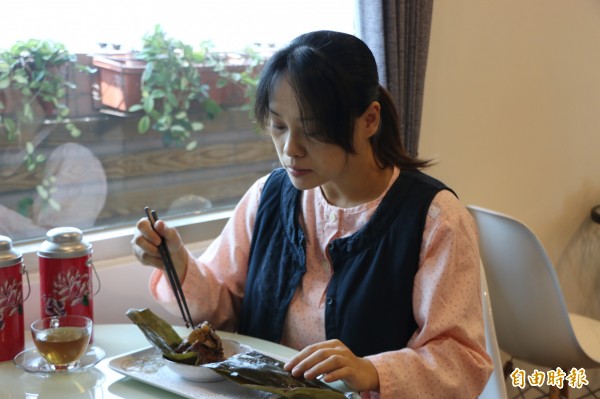 黃姓媽媽吃了健康月子粽,也大讚口味好、味甘清爽無負擔。(記者鄭名翔攝)