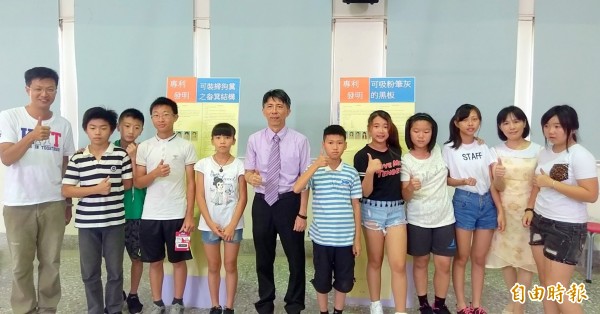南投市營盤國小應屆畢業生的「可裝狗糞之畚箕結構」及「可吸粉筆灰的黑板」2項作品,都獲頒專利證書,師生們開心不已。(記者謝介裕攝)