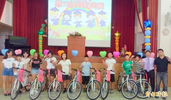 南投市營盤國小應屆畢業生每人都獲得1台腳踏車,免除上國中缺乏交通工具代步的煩惱。(記者謝介裕攝)