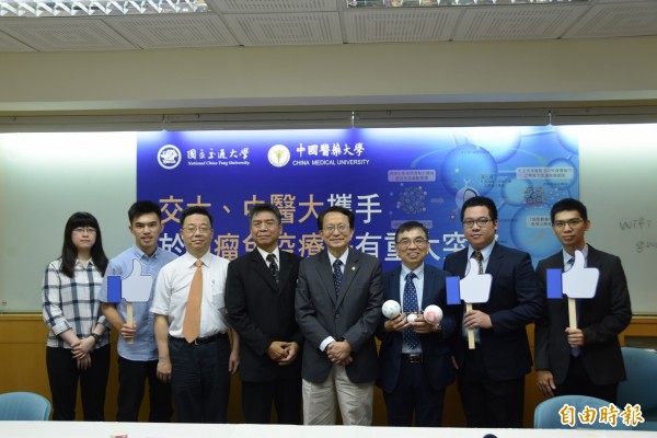 交通大學與中國醫藥大學攜手,針對癌症,將奈米科技與抗癌藥物結合,創出具有雙重免疫調節的「奈米免疫褐藻醣藥物」,獲國際期刊「自然奈米科技」刊登。(記者吳柏軒攝)