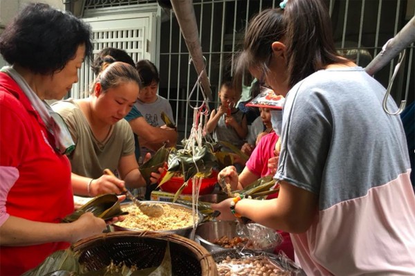 端午前夕,屏東彩虹家園送獨老500顆粽。(彩虹家園提供)(記者邱芷柔攝)