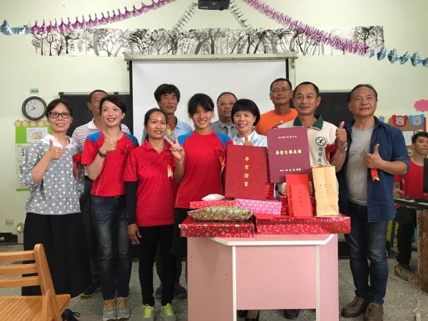 虎井國小僅1位畢業生陳俞蓁〈左四〉,成為畢業典禮中唯一主角。(圖由虎井國小提供)