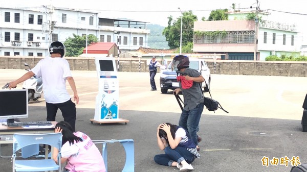 新竹區監理所今天舉辦7年來的首次全國性監理機關安全維護動態演練,圖為第3場防搶演練,所有參與演出者都非常入戲,讓人有驚心動魄的感覺。(記者黃美珠攝)