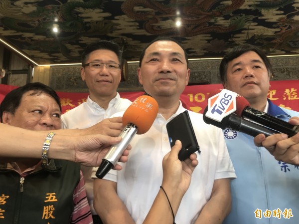 國民黨新北市長參選人侯友宜今下午到五股玄安宮參拜,對於文大宿舍爭議,侯重申一切合法。(記者葉冠妤攝)