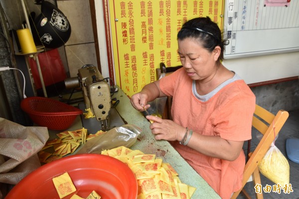 北港鎮安宮端午節限量「虎仔香」香包是由廟方志工手工縫製。(記者黃淑莉攝)