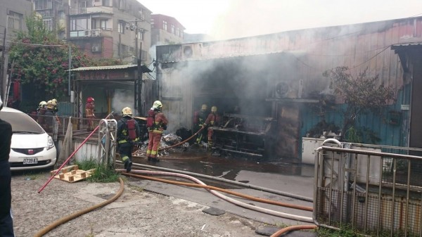 新北市板橋一間紙類裝訂工廠大火全面燃燒，消防員射水灌救。（記者吳仁捷攝）