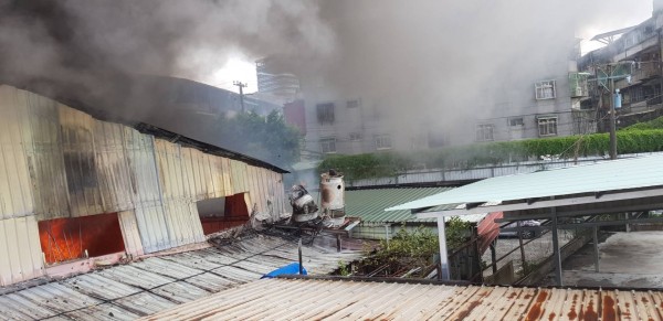 新北市板橋一間紙類裝訂工廠大火全面燃燒，消防員射水灌救。（記者吳仁捷攝）