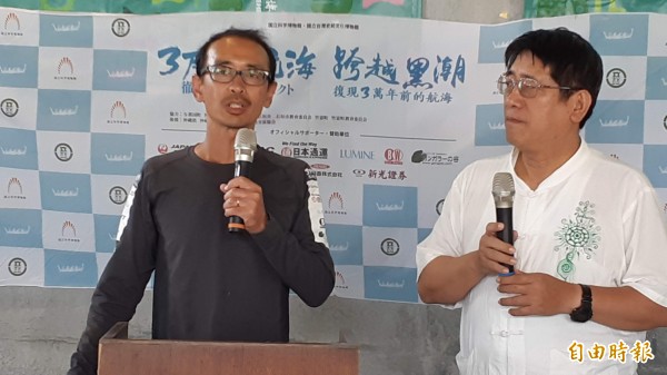 日本科博館研究員海部陽介(左)與台灣史前館副館長林志興說明「IRA2」號竹筏試划結果。 (記者黃明堂攝)