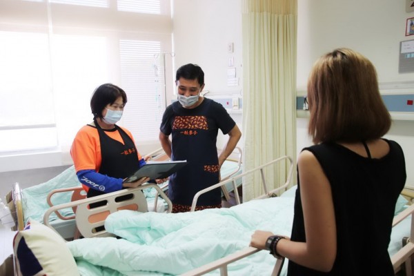 東基東基推「共聘」陪病照顧服務員制度,減輕有看護需求的病患及其家屬的經濟負擔。(記者王秀亭翻攝)