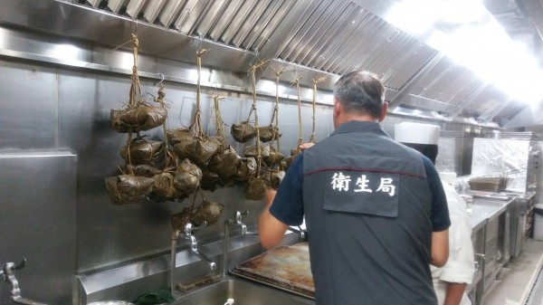 稽查人員稽查端午食品。(圖由衛生局提供)