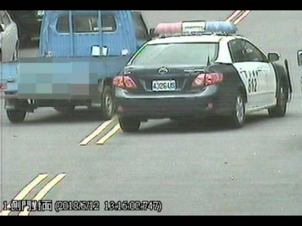 警方駕車攔檢詹男車輛,詹男卻駕藍色自小貨車逆向逃逸。(記者曾迺強翻攝)