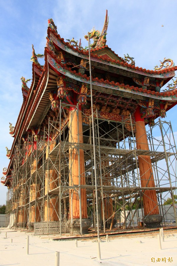 北門南鯤鯓代天府山門大牌樓雄偉,預定今年10月整修完工。(記者楊金城攝)