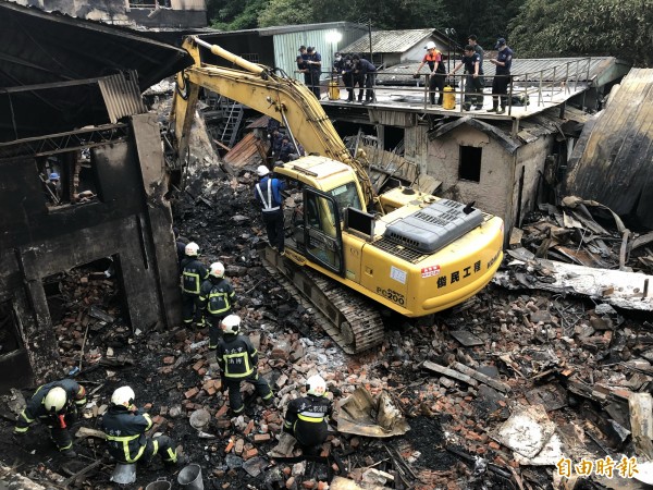 警消開挖尋獲2具遺體（記者邱俊福攝）