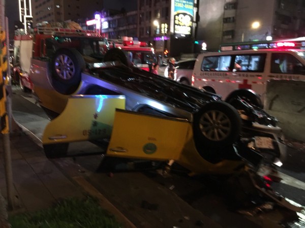 警消到場了解,發現司機疑似意識不清,立刻將他送醫,至於後座3乘客幸好無傷立刻協助脫困。(記者陳恩惠翻攝)