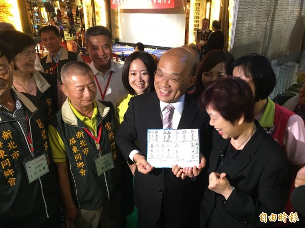 餐廳員工突然攔截要求簽名,看到這本從2002年至今他每次到訪都簽名的本子,讓蘇貞昌直喊「揪甘心」。(記者邱書昱攝)