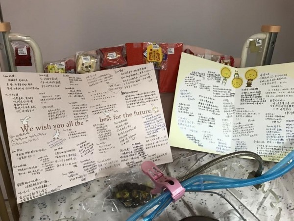 當時外界替翁姓女嬰集氣送來的卡片。(記者王捷翻攝)