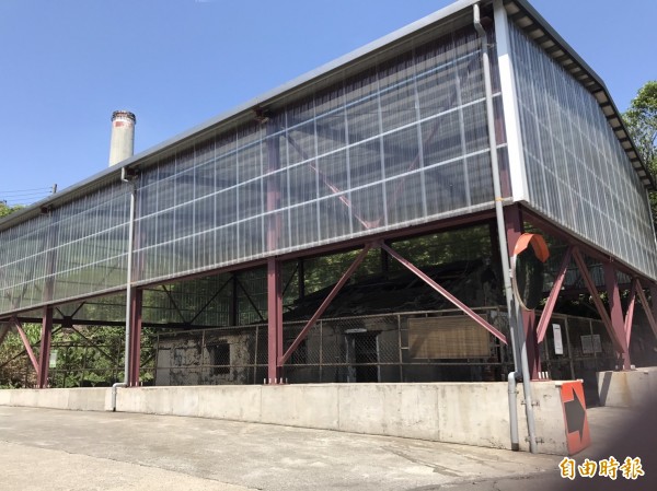 基隆市中山區白米甕砲台下方斜坡運砲車道旁的彈藥庫,是市定古蹟白米甕砲台範圍內的附屬遺跡,由於年代久遠殘破,軍方已經加裝鋼棚保護,讓房舍不因風吹雨淋導致毀壞。(記者俞肇福攝)