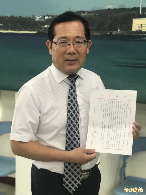 楊金龍透過信件委託校長趙信光鼓勵母校學弟妹。(記者蔡宗憲攝)