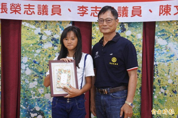 央行總裁獎由楊金龍小學同學陳在古頒發。(記者蔡宗憲攝)