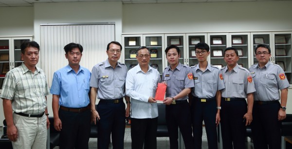 警政署長陳家欽今親臨三重分局慰勉警員。(記者王宣晴翻攝)