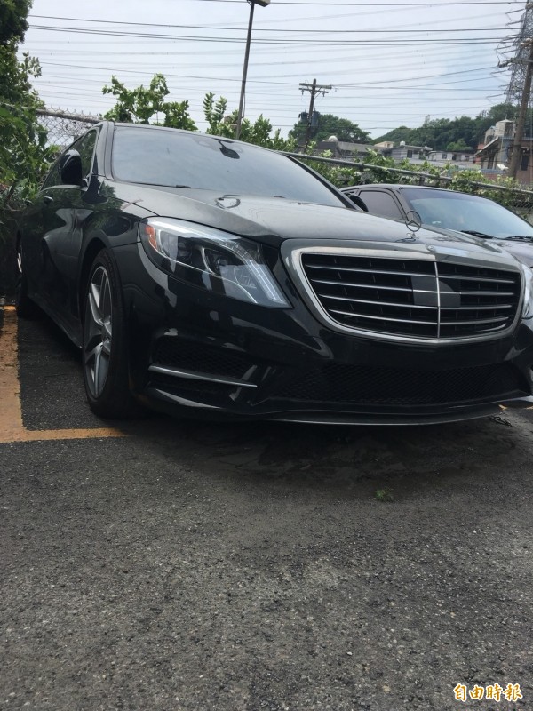 這輛斥資700多萬元的賓士S550名車,雖豪華霸氣,卻因拖車司機偷懶,難逃壓成廢鐵的命運。(記者吳昇儒攝)
