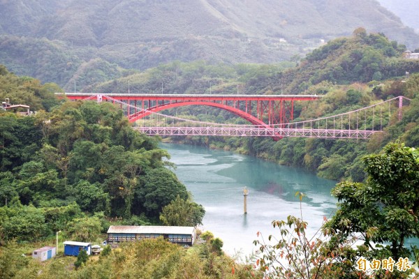復興區復興橋(前)和緊鄰的羅浮橋(後),同位於青山綠水間,是北横公路重要景點。(記者李容萍攝)