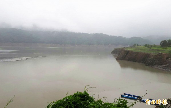 石門水庫上游阿姆坪碼頭對面舊河道,已被淤泥淹沒,水庫旱象還很嚴重。(記者李容萍攝)