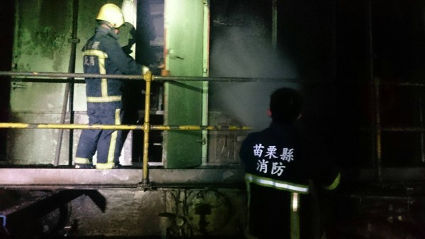 未插電,通霄電廠除役機台晚間卻傳出突起火燃燒。(記者蔡政珉翻攝)