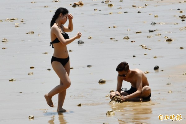 夏天戲水人潮回到墾丁。(記者蔡宗憲攝)