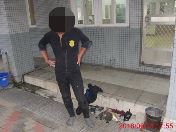 男子到墾丁保育區抓魚遭罰三千。(記者蔡宗憲翻攝)